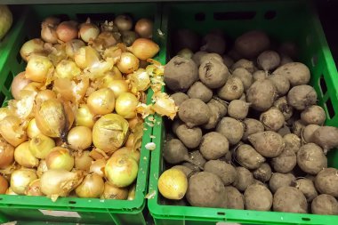 Süpermarkette taze soğan ve pancar yan yana duruyor..