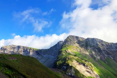 Bulutlu mavi gökyüzüne karşı güzel dağlar