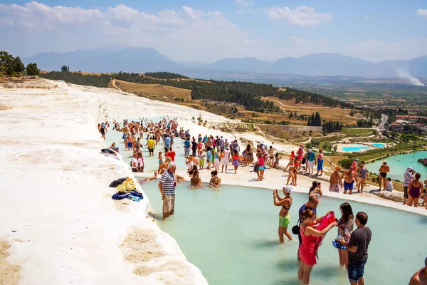 İnsanlar Pamukkale 'de yürür ve yıkanır. .