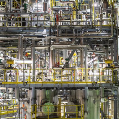 Gaz işleme tesisinin bir kısmı geceleri çalışır.