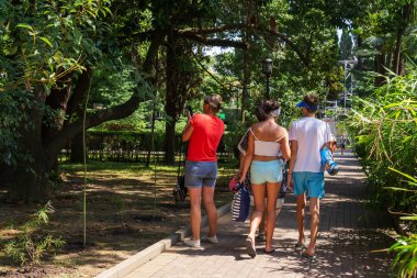 Sochi, Rusya-08, 07, 2021 Yazın parkta yürüyen ve fotoğraf çeken insanlar