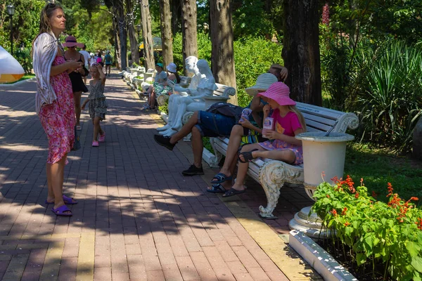 Sochi, Rusya-08, 07, 2021 yaz parkında yürüyen insanlar var.