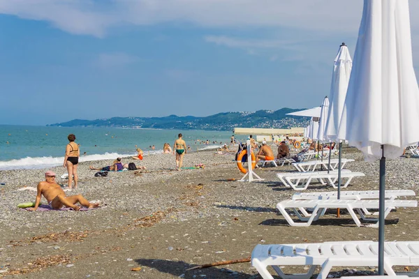 Sochi, Rusya-08, 07, 2021 kişi yazın plajda güneşlenir ve dinlenir.
