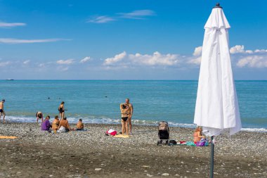 Sochi, Rusya-08, 07, 2021 kişi yazın plajda güneşlenir ve dinlenir.