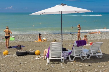 Sochi, Rusya-08, 07, 2021 kişi yazın plajda güneşlenir ve dinlenir.
