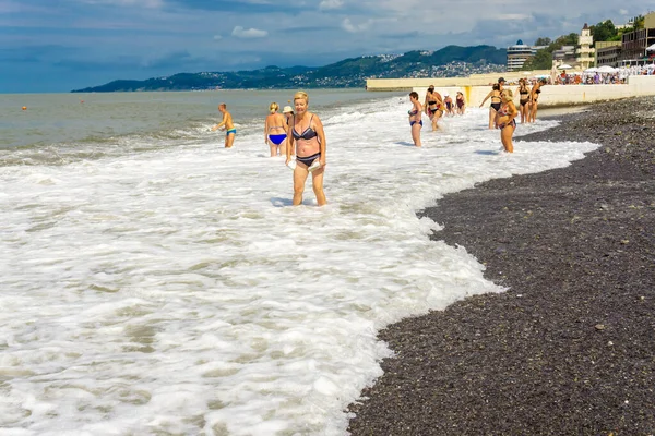 Sochi, Rusya-08, 07, 2021 kişi yazın plajda güneşlenir ve dinlenir.