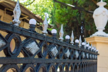 Dövülmüş metal çitler. İç tasarım.