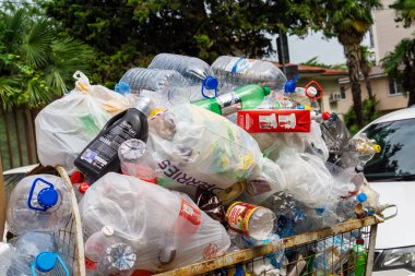 Çöp torbaları sokakta konteynırlarda yatıyor..