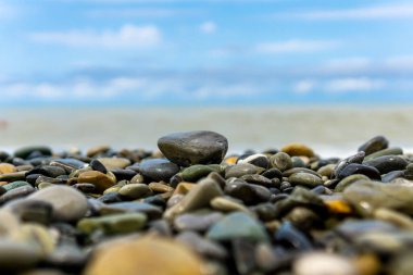 Deniz dalgaları mavi deniz çakıl taşları.