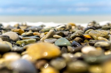 Deniz dalgaları mavi deniz çakıl taşları.