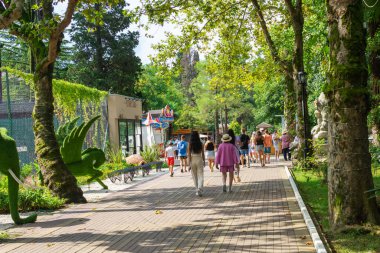 İnsanlar yaz parkında yürüyorlar..