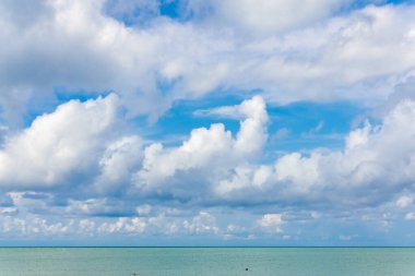 Mavi gökyüzüne karşı beyaz bulutlar.