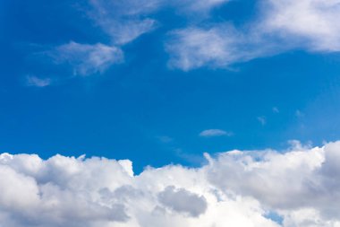 Mavi gökyüzüne karşı beyaz bulutlar.