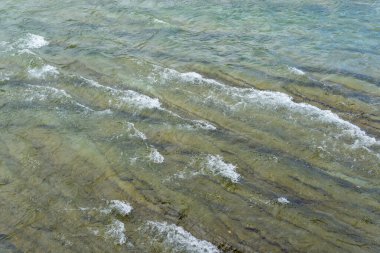Nehrin bir rulo ve eşiği olan manzarası.