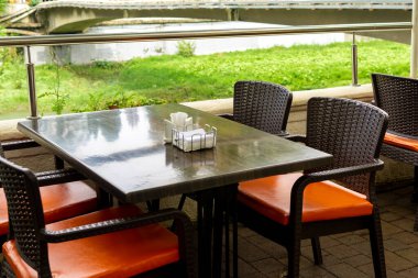 Açık bir kafede bir masa..