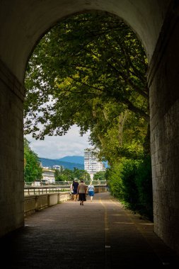 Geçitten yaya caddesine bak..