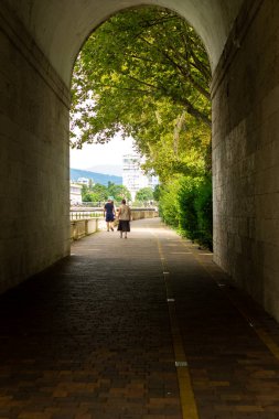 Geçitten yaya caddesine bak..
