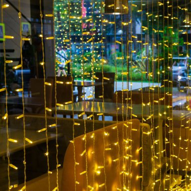 Geceleri parlayan sarı ışıkların arkaplanı.