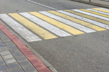 Bir yaya geçidinin işaretlenmesi.