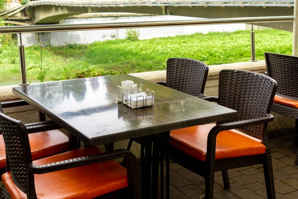 Açık bir kafede bir masa..