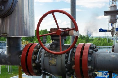 Sıvılaştırılmış bir gaz üretim tesisinde kapı valfleri ve kapatma vanaları. Teknolojik ekipman.