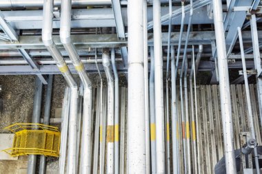 Sıvılaştırılmış gaz üretim tesisinin borularından yapılmış metal yapı..