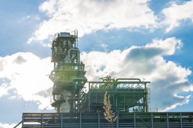 Kapakçığın teknolojik ekipmanları sıvılaştırılmış gaz üretimi için kurulumlar tarafından kesildi..