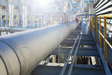 Sıvılaştırılmış gaz üretim tesisinden geçen bir dizi boru hattının soyut görüntüsü.