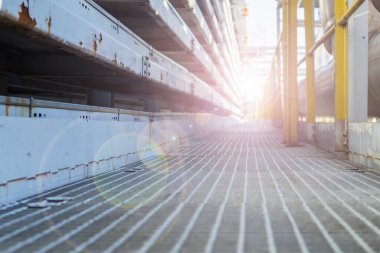 Bir kimya fabrikasında çalışanlar için çalışma yöntemleri.