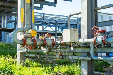 Sıvılaştırılmış bir gaz üretim tesisinde kapı valfleri ve kapatma vanaları. Teknolojik ekipman.
