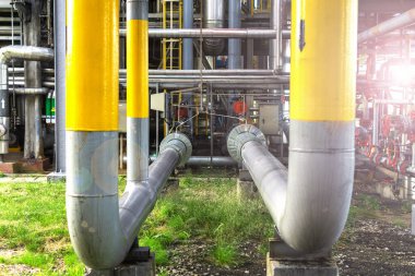 Sıvılaştırılmış gaz üretim tesisinden geçen bir dizi boru hattının soyut görüntüsü.