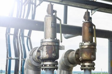 Sıvılaştırılmış gaz üretim tesisinde güvenlik vanaları. Teknolojik ekipman.