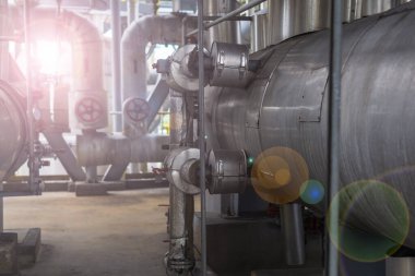  Sıvılaştırılmış gaz üretim tesisinin borularından yapılmış metal yapı..