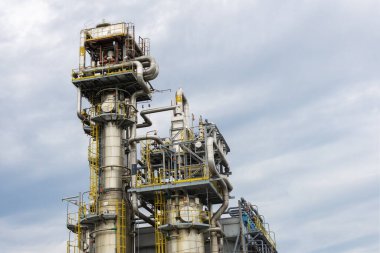 Yazın gaz sıvılaşmasının emilimi damıtma sütununun görüntüsü.