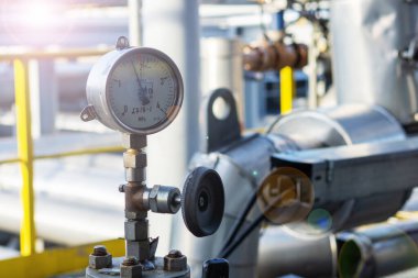 Bir kimya fabrikasının arka planında endüstriyel basınç göstergesi. Basınç göstergesi okumaları.