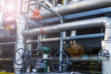 Sıvılaştırılmış gaz üretim tesisinden geçen bir dizi boru hattının soyut görüntüsü.