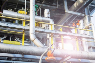 Sıvılaştırılmış gaz üretim tesisinden geçen bir dizi boru hattının soyut görüntüsü.