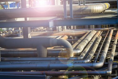 Sıvılaştırılmış gaz üretim tesisinden geçen bir dizi boru hattının soyut görüntüsü.