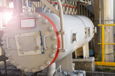 Sıvılaştırılmış bir gaz üretim tesisinde metanol üretmek için bir konteyner.