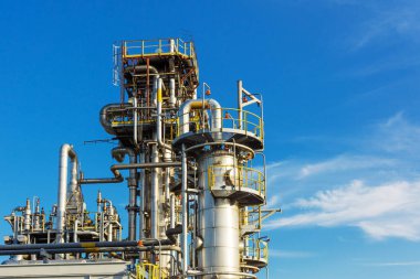 Yazın gaz sıvılaşmasının emilimi damıtma sütununun görüntüsü.
