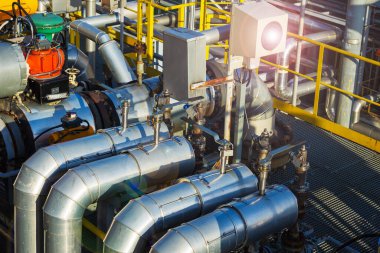 Kapakçığın teknolojik ekipmanları sıvılaştırılmış gaz üretimi için kurulumlar tarafından kesildi..