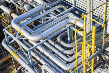 Sıvılaştırılmış gaz üretim tesisinden geçen bir dizi boru hattının soyut görüntüsü.