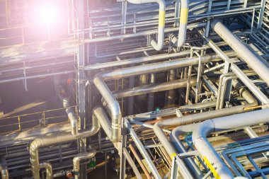 Sıvılaştırılmış gaz üretim tesisinden geçen bir dizi boru hattının soyut görüntüsü.
