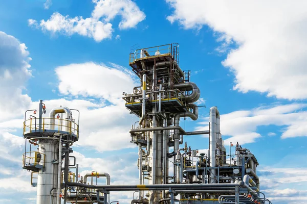 Yazın gaz sıvılaşmasının emilimi damıtma sütununun görüntüsü.