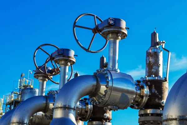 Sıvılaştırılmış bir gaz üretim tesisinde kapı valfleri ve kapatma vanaları. Teknolojik ekipman.