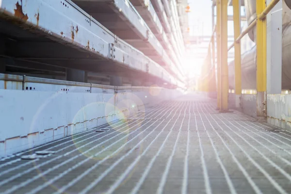 Bir kimya fabrikasında çalışanlar için çalışma yöntemleri.