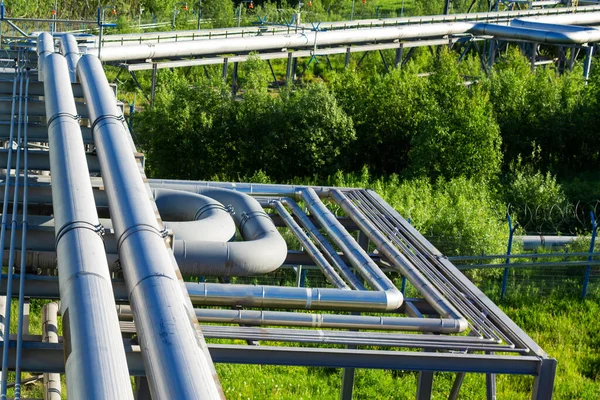 Sıvılaştırılmış gaz üretim tesisinden geçen bir dizi boru hattının soyut görüntüsü.