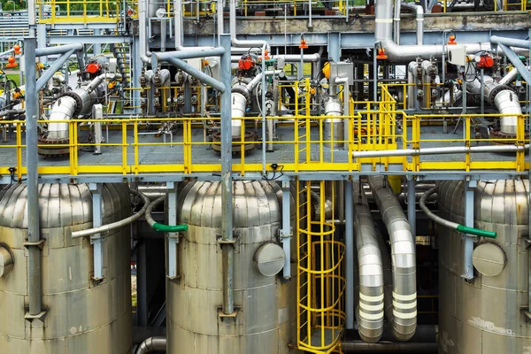 Sıvılaştırılmış bir gaz üretim tesisinde adsorsiyon sütunları. Teknolojik ekipman.