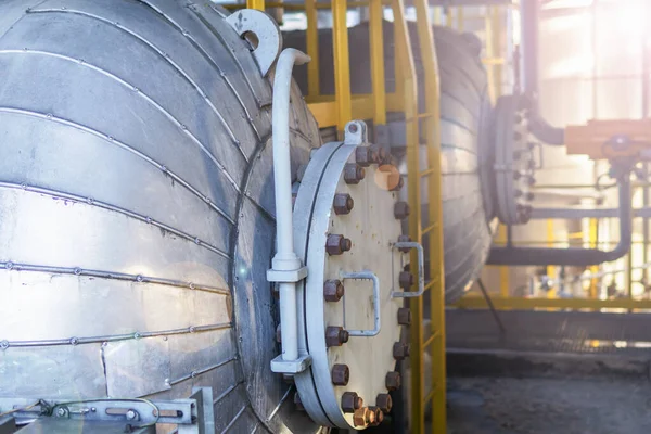 Sıvılaştırılmış gaz üretim tesisinde bulunan metal bir konteynırın parçası. Soyut görünüm.