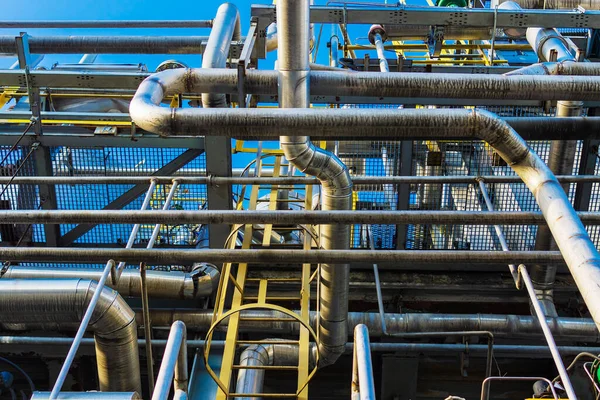 Sıvılaştırılmış gaz üretim tesisinden geçen bir dizi boru hattının soyut görüntüsü.